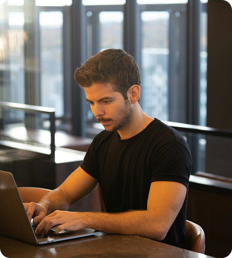 Pessoa trabalhando no computador